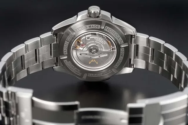 Gehäuserückseite der Norqain Independence 20 Scratched Green Dial