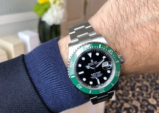 Rolex Submariner 41 schwarzes Zifferblatt grüne Lünette Wristshot