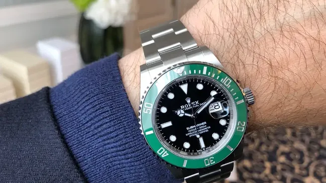 Rolex Submariner 41 schwarzes Zifferblatt grüne Lünette Wristshot