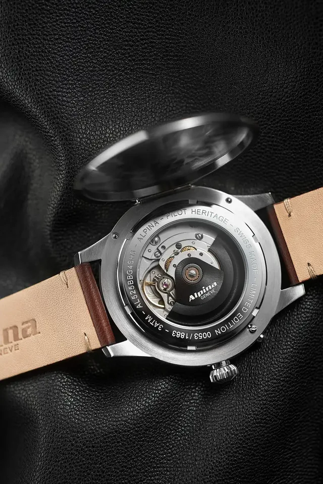 Der Gehäuseboden der Alpina Startimer Pilot Heritage Automatic kann aufgeklappt werden