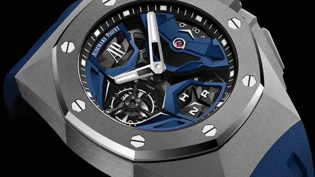 Die dreidimensional gestalteten Brücken der Audemars Piguet Royal Oak Concept Flying Tourbillon GMT bestehen aus blauem Titan