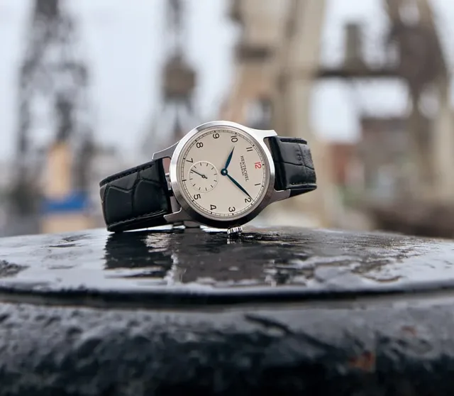 1. Hauptpreis: Hentschel Hamburg H2 Hafenmeister Klassik Handaufzug mit Premium-Servicepaket 5480 Euro + Übergabe-Event im Wert von: 985 Euro