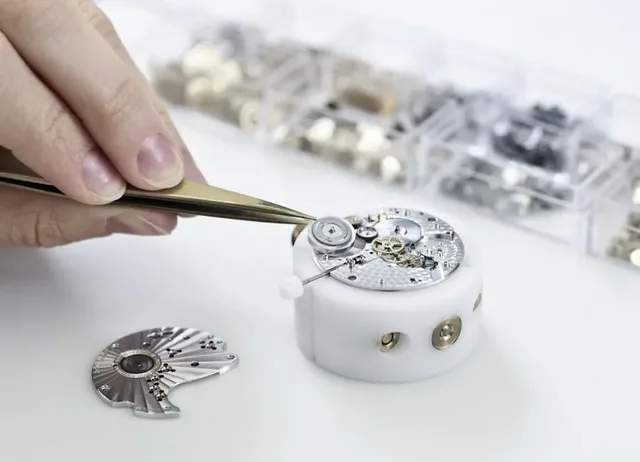 In der Lambda tickt das Manufaktur-Handaufzugskaliber DUW 1001