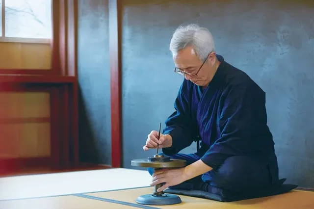 Japanisches Uhrendesign: Lackkünstler Isshu Tamura