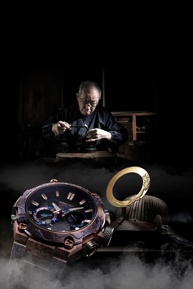 Metallkünstler Masao Kobayashi steht hinter der Gravur der G-Shock MRG-B2000SH Shougeki-Maru im Stil von Samurai-Helmen