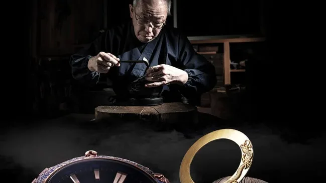 Metallkünstler Masao Kobayashi steht hinter der Gravur der G-Shock MRG-B2000SH Shougeki-Maru im Stil von Samurai-Helmen