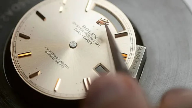 Rolex: Anbringen der Appliken auf dem Zifferblatt einer Day-Date