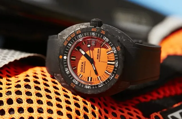 Doxa Sub 300 Carbon COSC Professional Orange mit schwarzem Kautschukband