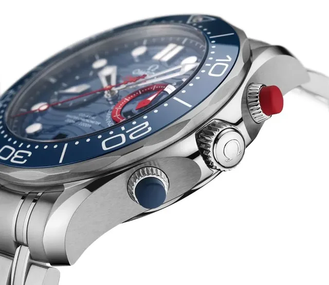 Die Chronographendrücker der Omega Seamaster Diver 300M America’s Cup Chronograph aus Kautschuk sollen auch bei Nässe gut zu bedienen sein
