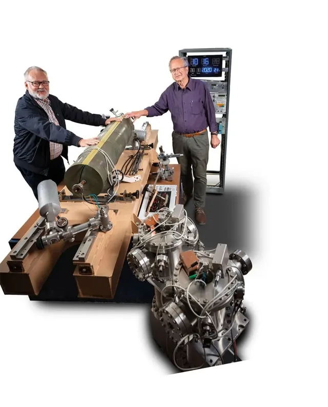 Die Professoren Jürgen Müller und Peter Bussemer mit der geheimen Atomuhr der DDR