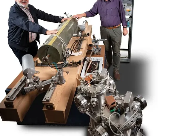 Die Professoren Jürgen Müller und Peter Bussemer mit der geheimen Atomuhr der DDR