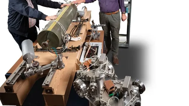 Die Professoren Jürgen Müller und Peter Bussemer mit der geheimen Atomuhr der DDR