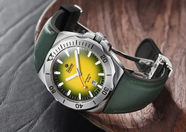 Tutima: M2 Seven Seas S in Edelstahl mit gelbem Verlaufszifferblatt, das nach außen hin dunkler wird