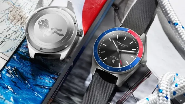 Sternglas: Marus Sport mit blau-roter Aluminiumlünette am grauen Band