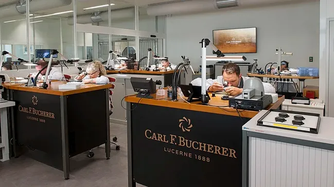 Bei der Chronos-Leserreise kann man den Uhrmachern wie hier bei Carl F. Bucherer über die Schulter schauen