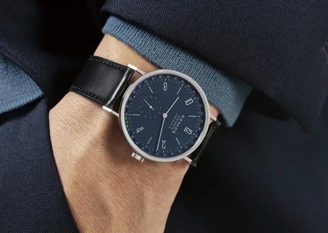 Nomos Glashütte: Tangente Update Nachtblau am Handgelenk