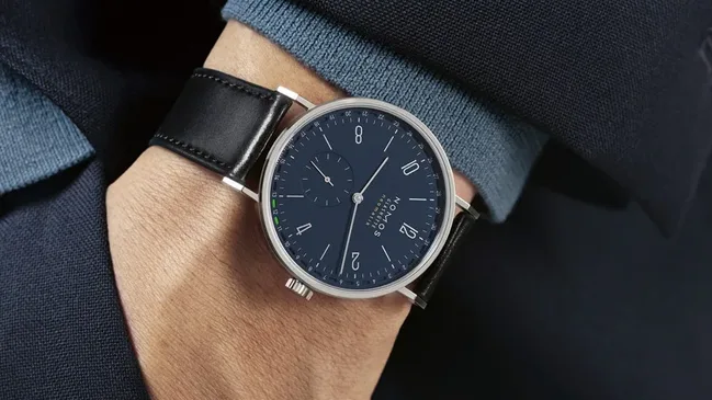 Nomos Glashütte: Tangente Update Nachtblau am Handgelenk