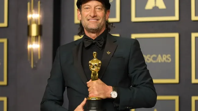 Oscar-Gewinner Troy Kotsur trug bei den Oscars 2022 eine Omega De Ville Prestige am Handgelenk