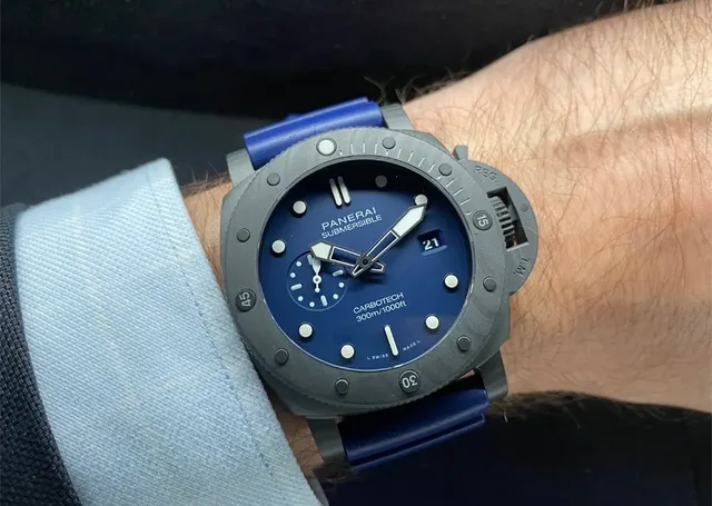 Livebild: So sieht die Panerai: Submersible Quaranta Quattro Carbotech Blu Abisso am Handgelenk aus