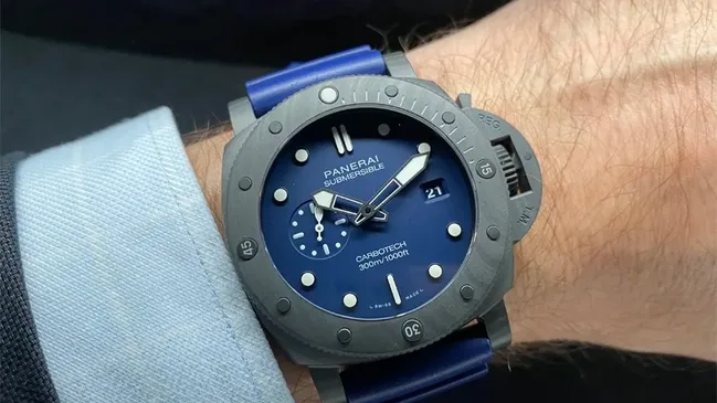 Livebild: So sieht die Panerai: Submersible Quaranta Quattro Carbotech Blu Abisso am Handgelenk aus