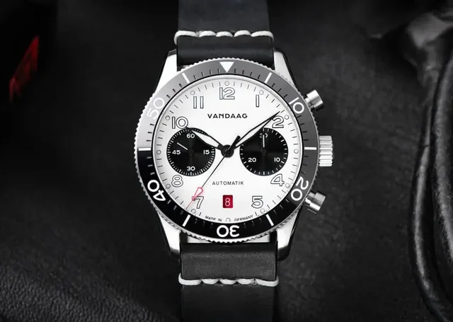 Vandaag: Schallmauer Automatik mit weißem Zifferblatt und schwarzen Totalisatoren