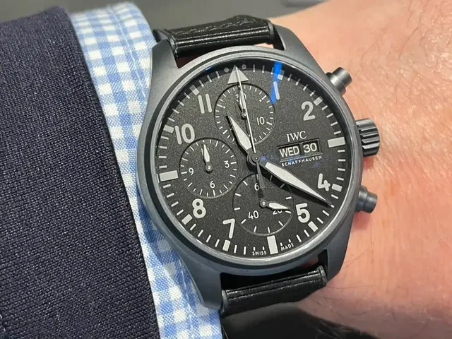 So sieht der IWC Pilot’s Watch Chronograph 41 Top Gun Ceratanium am Handgelenk aus