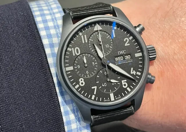 So sieht der IWC Pilot’s Watch Chronograph 41 Top Gun Ceratanium am Handgelenk aus