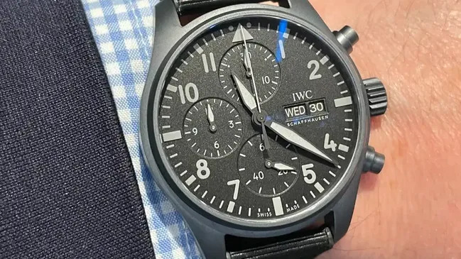 So sieht der IWC Pilot’s Watch Chronograph 41 Top Gun Ceratanium am Handgelenk aus