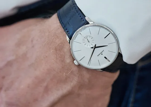 Junghans: Meister Handaufzug am Handgelenk