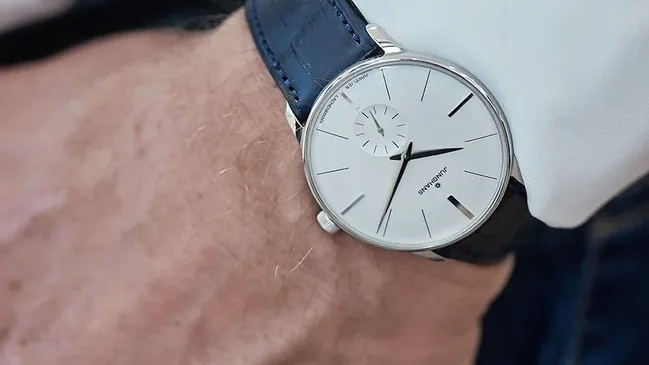 Junghans: Meister Handaufzug am Handgelenk