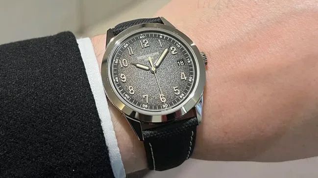 Wristshot der Patek Philippe Calatrava Datum Zentralsekunde Ref. 5226G