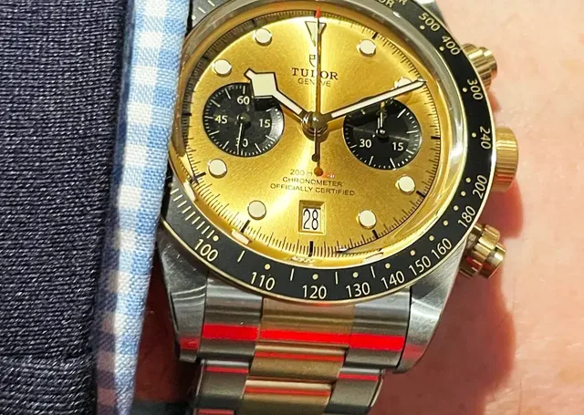 Wristshot des neuen Black Bay Chrono S&G von Tudor mit goldfarbenem Zifferblatt