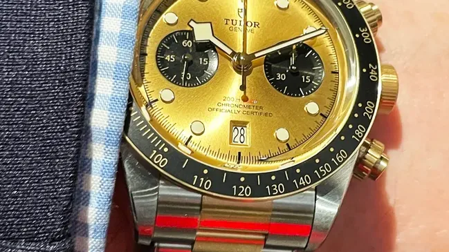 Wristshot des neuen Black Bay Chrono S&G von Tudor mit goldfarbenem Zifferblatt