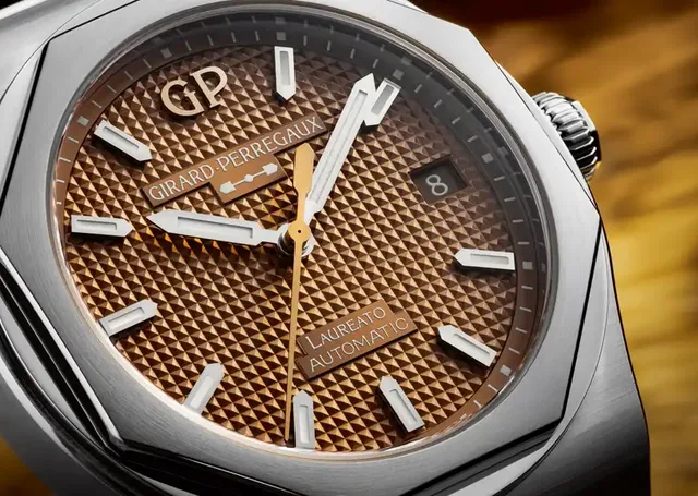 Das Zifferblatt der Girard-Perregaux Laureato 38mm Copper besitzt ein "Clous de Paris"-Dekor