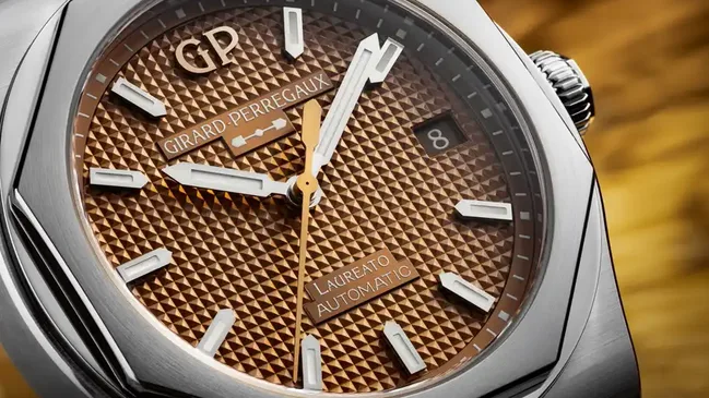 Das Zifferblatt der Girard-Perregaux Laureato 38mm Copper besitzt ein "Clous de Paris"-Dekor