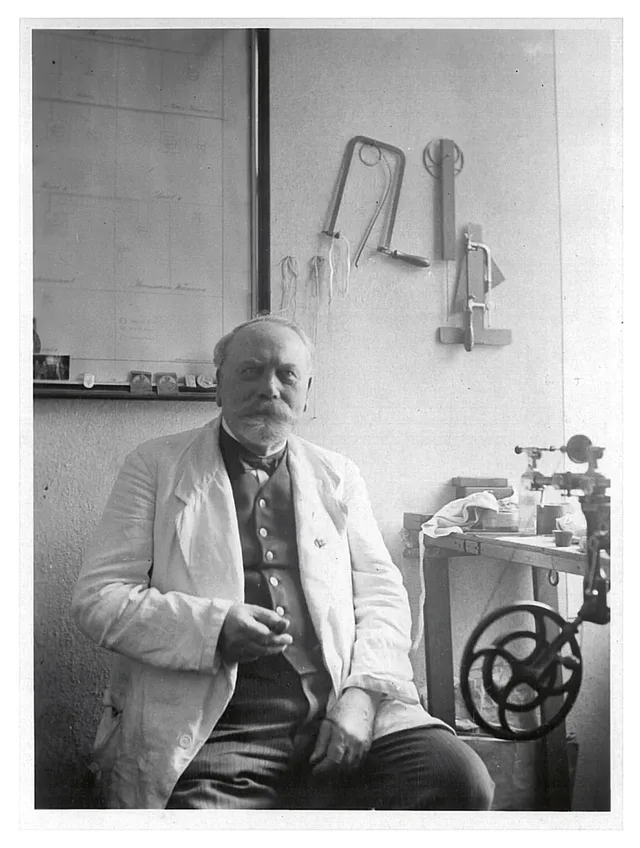 Hermann Goertz: Drehstuhl in der Uhrmacherwerkstatt