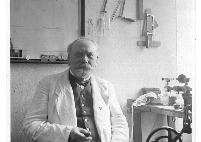 Hermann Goertz: Drehstuhl in der Uhrmacherwerkstatt