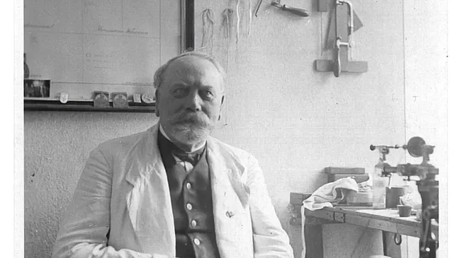 Hermann Goertz: Drehstuhl in der Uhrmacherwerkstatt