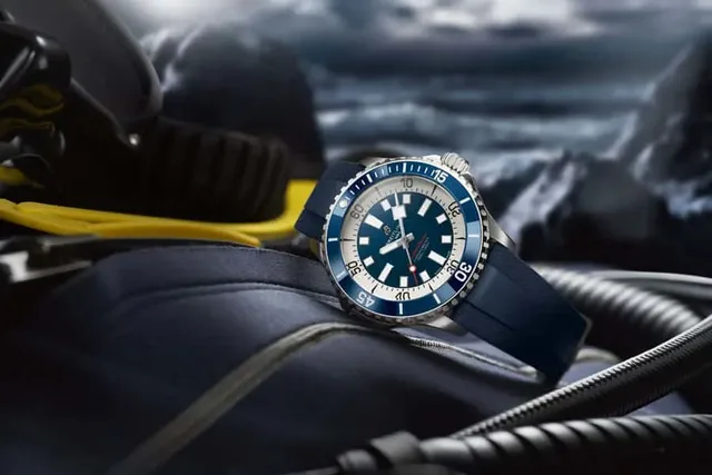 Breitling: Superocean Automatic 46 in Blau mit Kautschukband