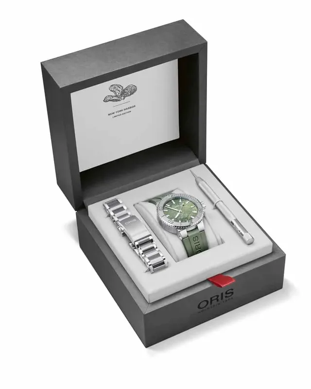 Die Oris New York Harbor Limited Edition wird mit einem zusätzlichen Metallband geliefert
