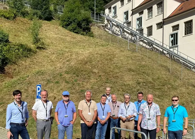 Leserreise Schwarzwald 2022: Gruppenbild vor Terrassenbau Junghans