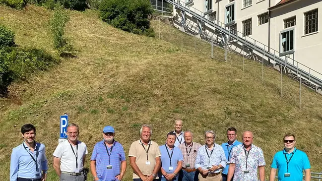 Leserreise Schwarzwald 2022: Gruppenbild vor Terrassenbau Junghans