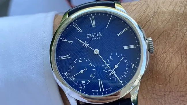 Livebild: Die Czapek Quai des Bergues Sapphire Blue L am Handgelenk