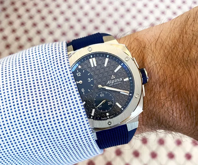 Alpina: die Extreme Regulator Automatic am Handgelenk