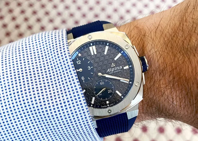 Alpina: die Extreme Regulator Automatic am Handgelenk