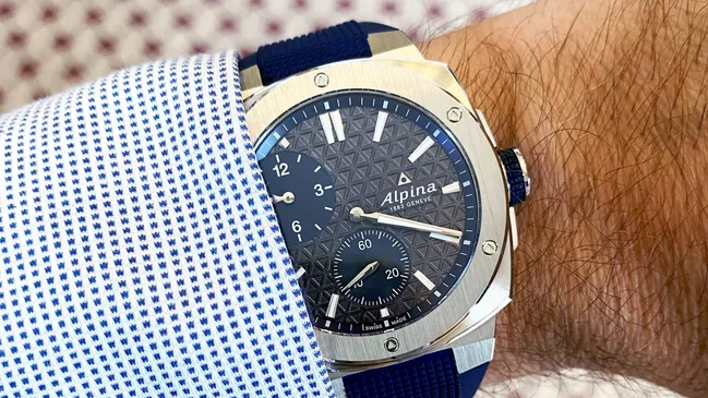 Alpina: die Extreme Regulator Automatic am Handgelenk