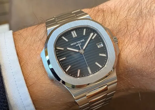 Die Patek PhilippeNautilus Ref. 5811/1G-001 am Handgelenk