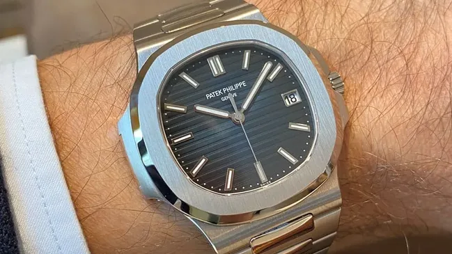 Die Patek PhilippeNautilus Ref. 5811/1G-001 am Handgelenk