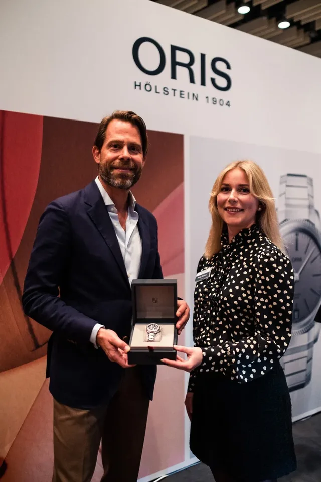 Rolf Studer, Co-CEO Oris, und Nadja Ehrlich, verantwortliche Online-Redakteurin Watchtime.net, mit der Oris Aquis Date Upcycle