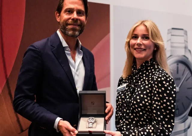 Rolf Studer, Co-CEO Oris, und Nadja Ehrlich, verantwortliche Online-Redakteurin Watchtime.net, mit der Oris Aquis Date Upcycle